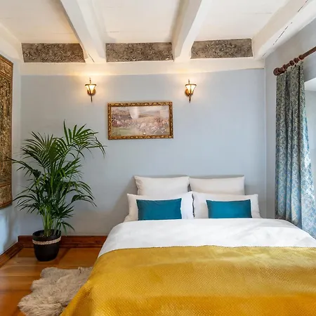 500 Year House - Artistic Historic In Old Town By Staymoovers